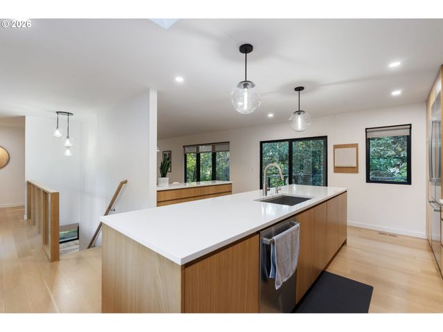 3868 Sw BRIDLEMILE Ln, Portland, OR 97221