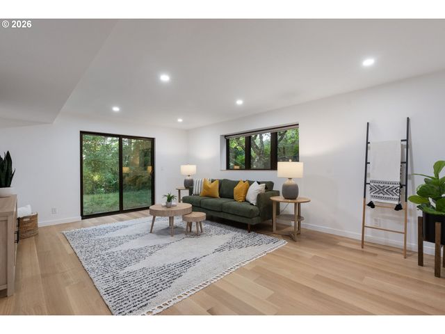 3868 Sw BRIDLEMILE Ln, Portland, OR 97221