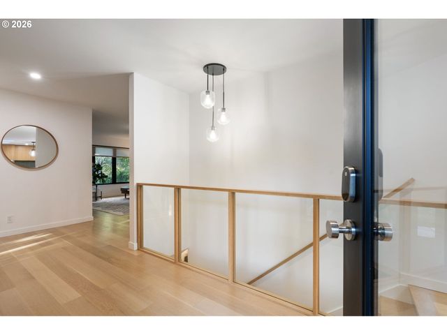 3868 Sw BRIDLEMILE Ln, Portland, OR 97221