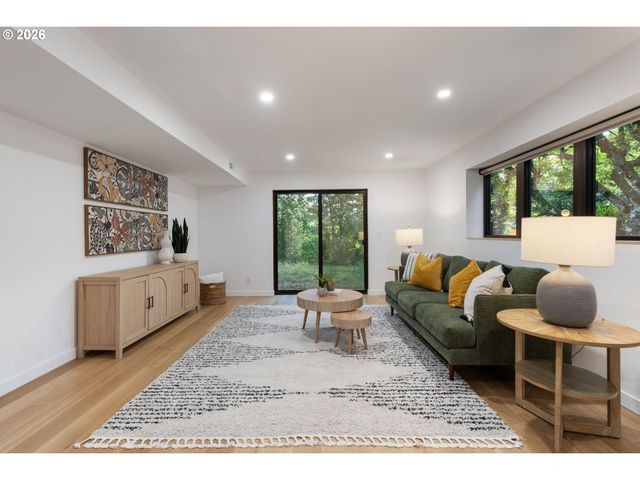 3868 Sw BRIDLEMILE Ln, Portland, OR 97221