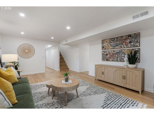 3868 Sw BRIDLEMILE Ln, Portland, OR 97221