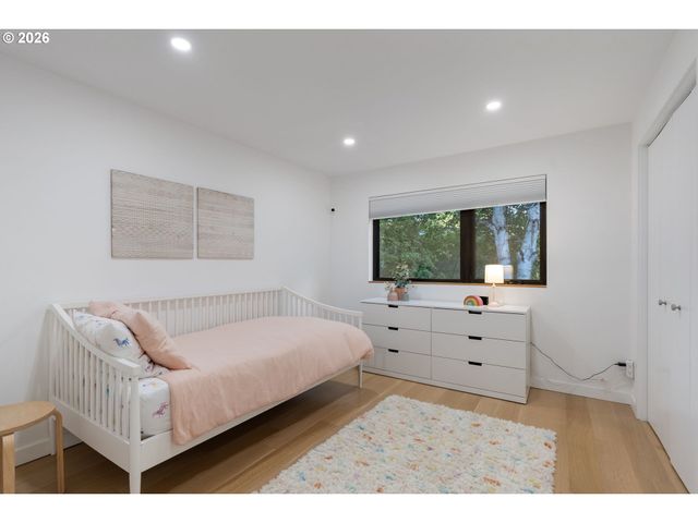 3868 Sw BRIDLEMILE Ln, Portland, OR 97221