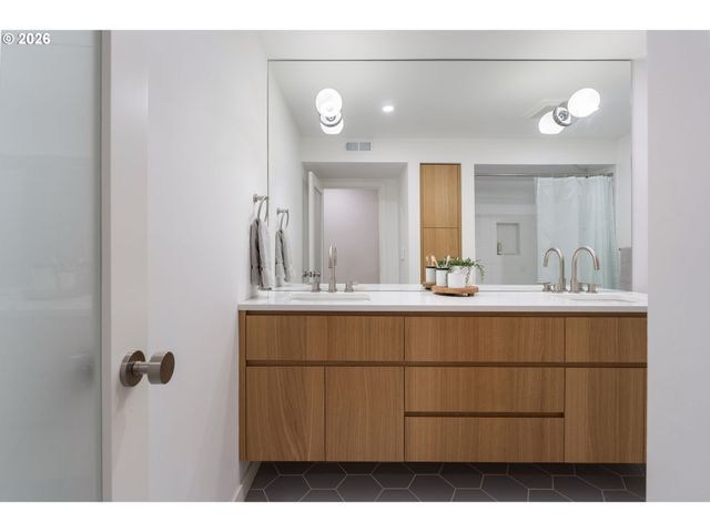 3868 Sw BRIDLEMILE Ln, Portland, OR 97221