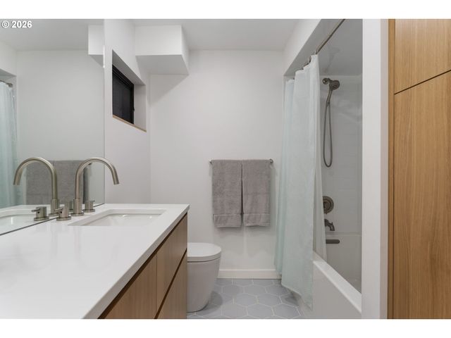 3868 Sw BRIDLEMILE Ln, Portland, OR 97221