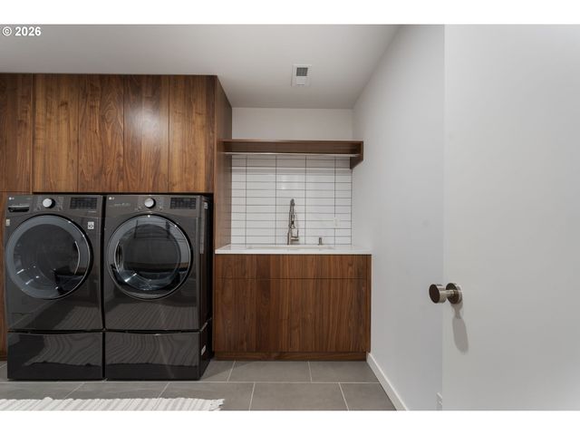 3868 Sw BRIDLEMILE Ln, Portland, OR 97221