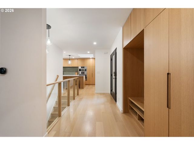 3868 Sw BRIDLEMILE Ln, Portland, OR 97221