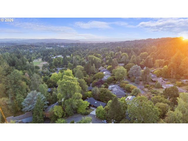 3868 Sw BRIDLEMILE Ln, Portland, OR 97221