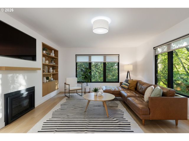 3868 Sw BRIDLEMILE Ln, Portland, OR 97221
