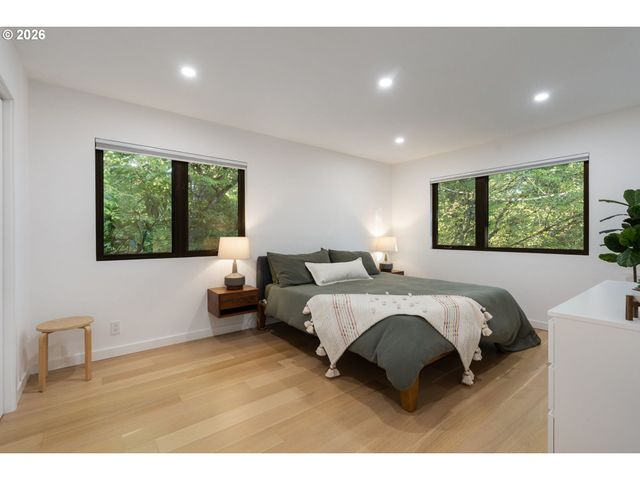 3868 Sw BRIDLEMILE Ln, Portland, OR 97221
