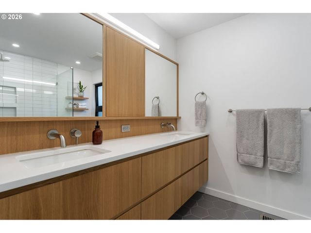 3868 Sw BRIDLEMILE Ln, Portland, OR 97221