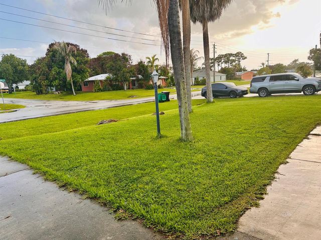 637 SE THORNHILL Drive, Port St. Lucie, FL 34983