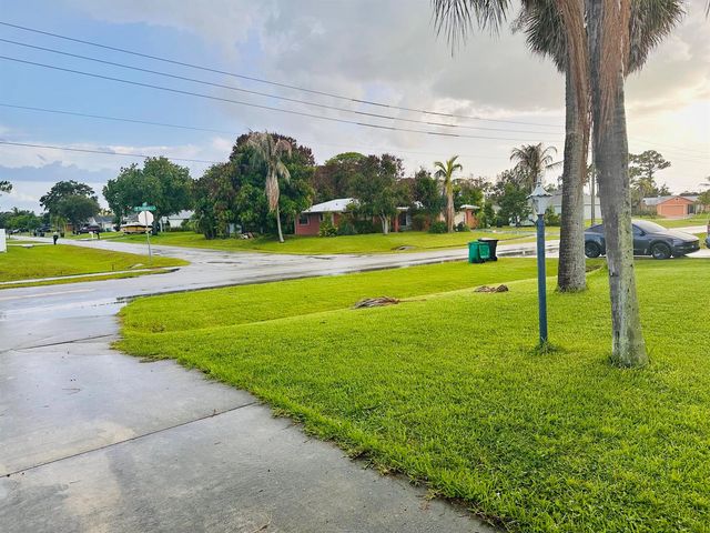 637 SE THORNHILL Drive, Port St. Lucie, FL 34983