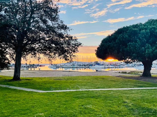 228 Lakeshore Court, Richmond, CA 94804