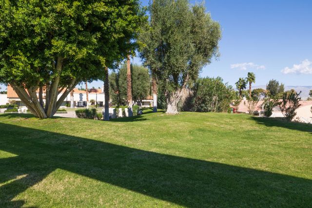 156 Falls Court, Palm Desert, CA 92211