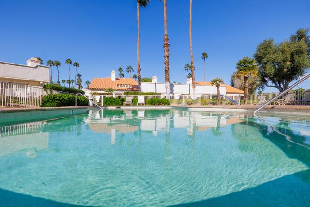 156 Falls Court, Palm Desert, CA 92211