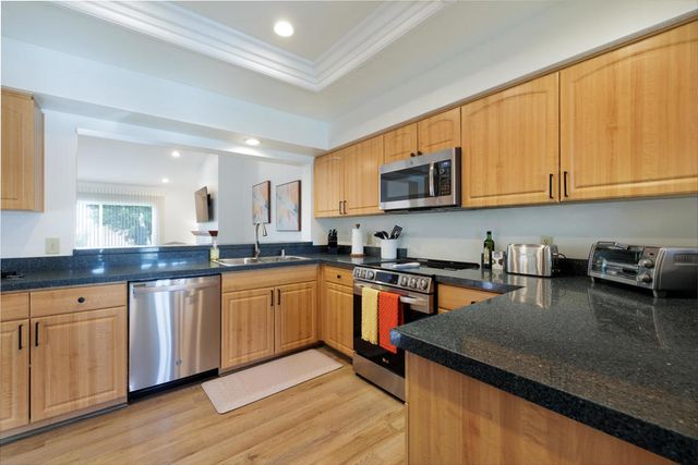 156 Falls Court, Palm Desert, CA 92211