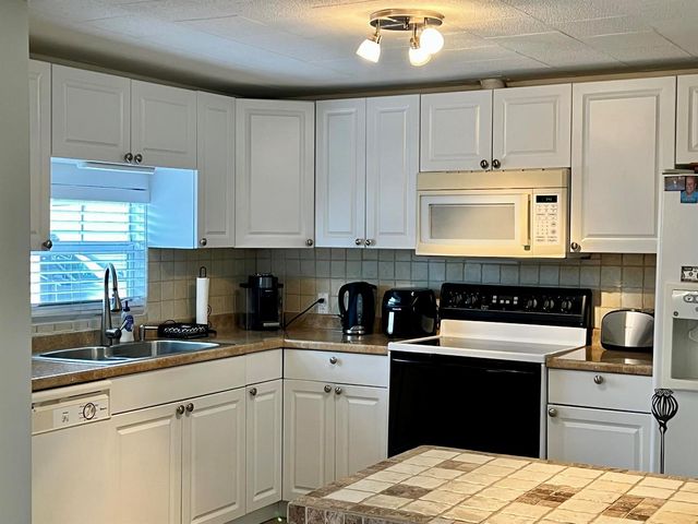 3325 South Street, Hollywood, FL 33021