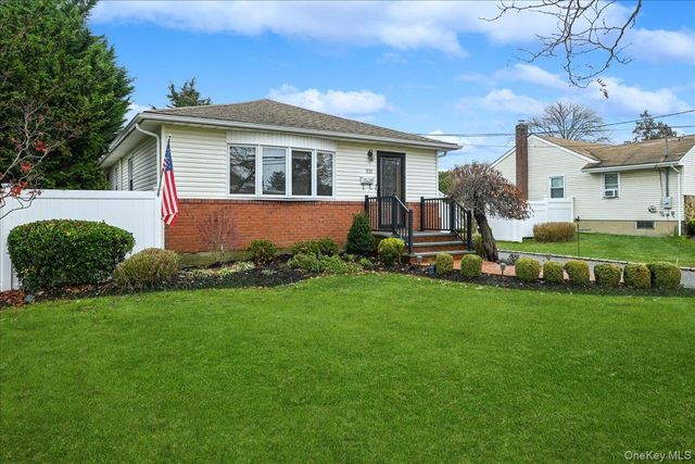 331 N Michigan Avenue, Massapequa, NY 11758