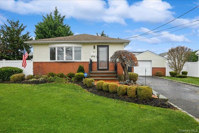 331 N Michigan Avenue, Massapequa, NY 11758