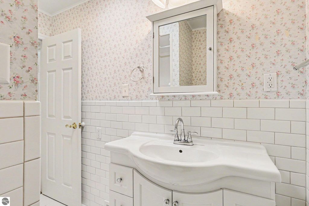 Image 11 of property listing at 137 Fox Drive, St Louis, MI 48880