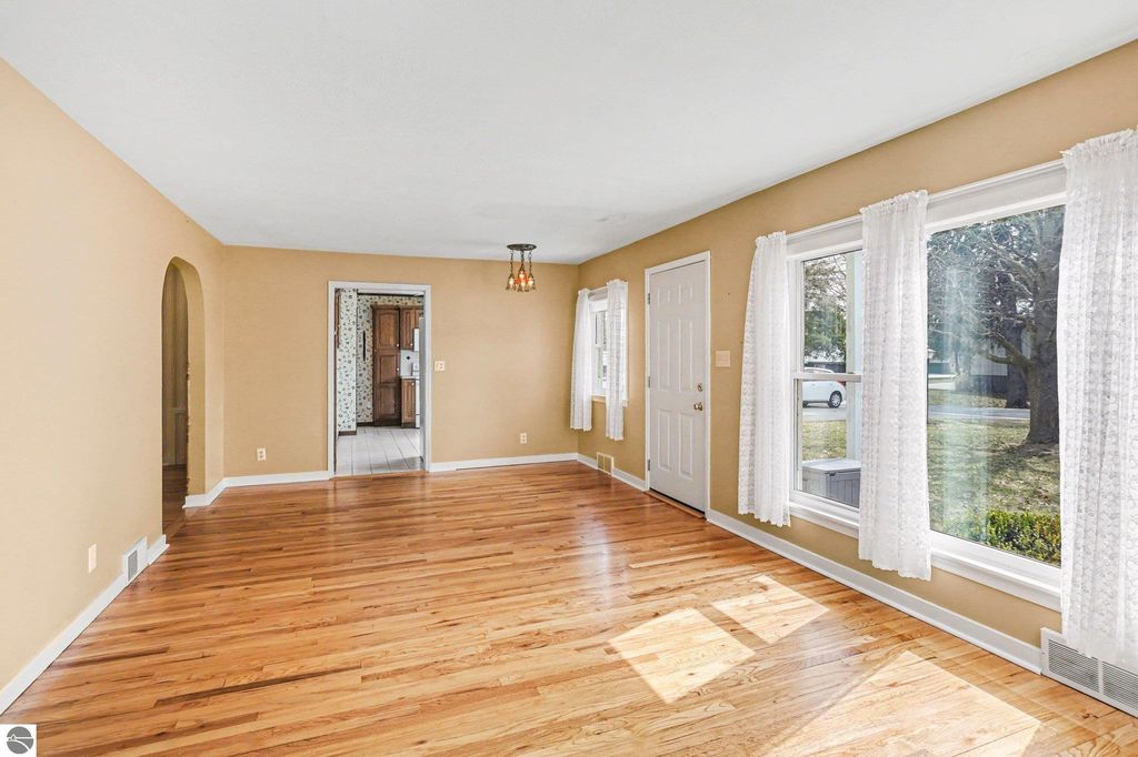 Image 3 of property listing at 137 Fox Drive, St Louis, MI 48880