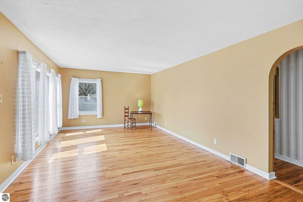 Image 4 of property listing at 137 Fox Drive, St Louis, MI 48880