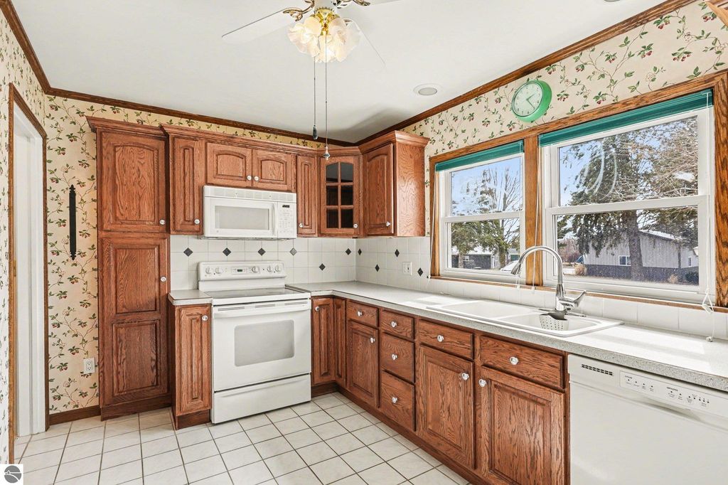 Image 6 of property listing at 137 Fox Drive, St Louis, MI 48880