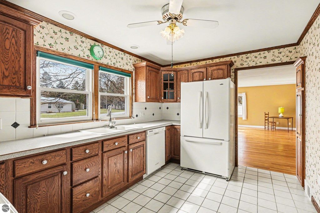 Image 7 of property listing at 137 Fox Drive, St Louis, MI 48880