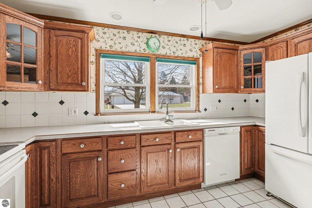 Image 8 of property listing at 137 Fox Drive, St Louis, MI 48880