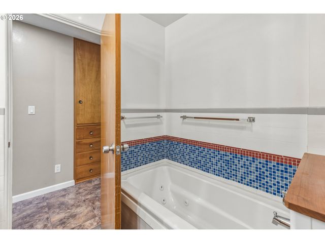 135 VICTORIA St, Longview, WA 98632