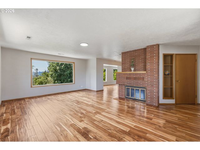 135 VICTORIA St, Longview, WA 98632