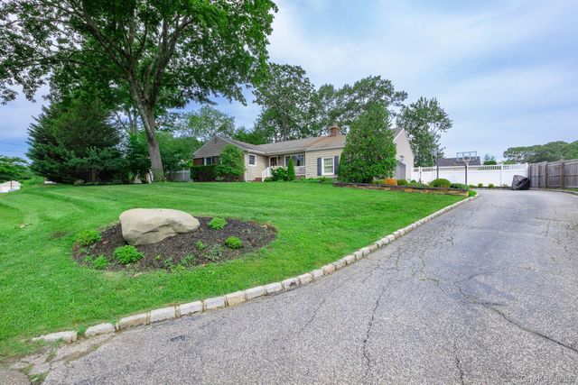 48 William Penn Drive, Stony Brook, NY 11790