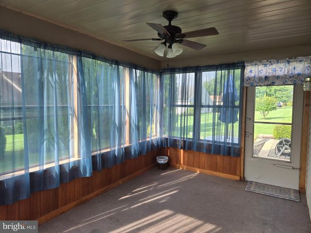 6 ROSEMONT DR, Myerstown, PA 17067