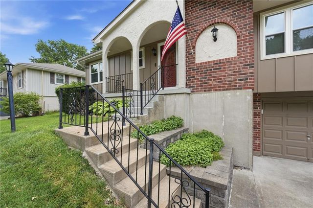 1905 SW Ensley Lane, Lee's Summit, MO 64081
