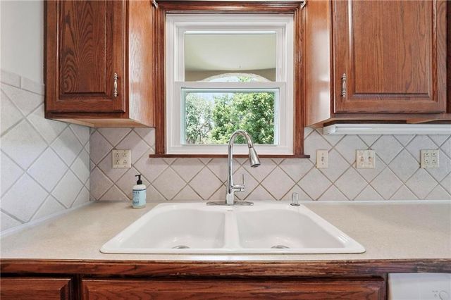 1905 SW Ensley Lane, Lee's Summit, MO 64081