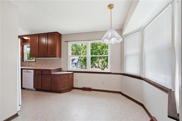 1905 SW Ensley Lane, Lee's Summit, MO 64081