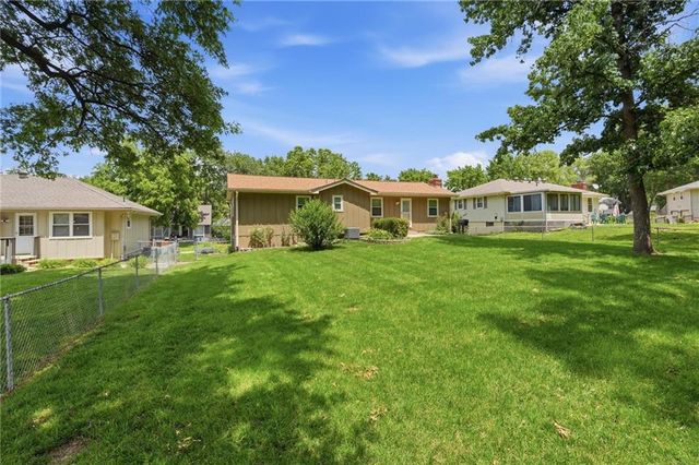 1905 SW Ensley Lane, Lee's Summit, MO 64081