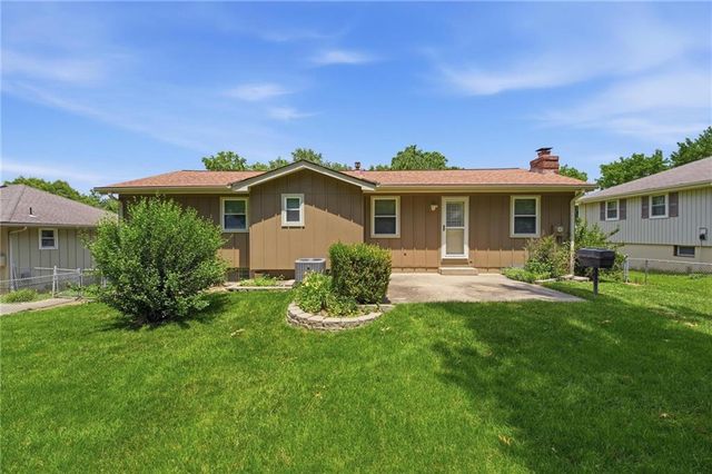 1905 SW Ensley Lane, Lee's Summit, MO 64081