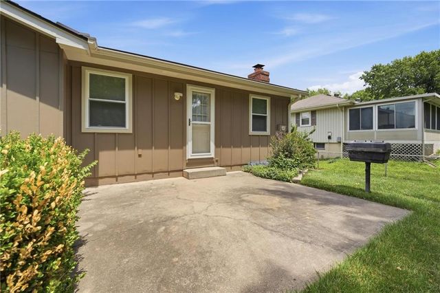 1905 SW Ensley Lane, Lee's Summit, MO 64081
