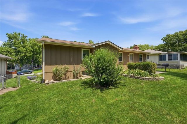 1905 SW Ensley Lane, Lee's Summit, MO 64081