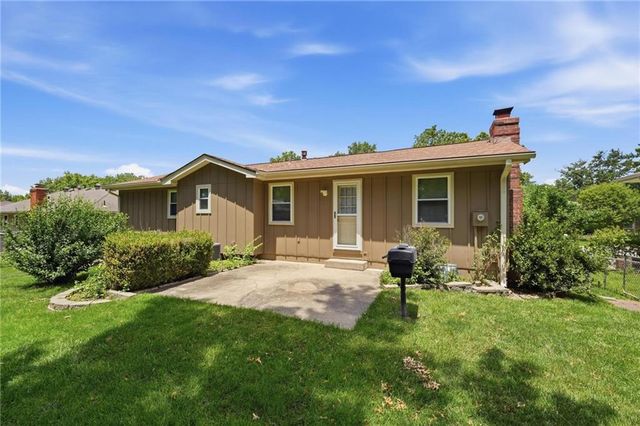 1905 SW Ensley Lane, Lee's Summit, MO 64081