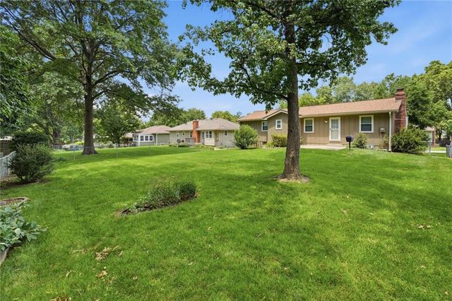 1905 SW Ensley Lane, Lee's Summit, MO 64081
