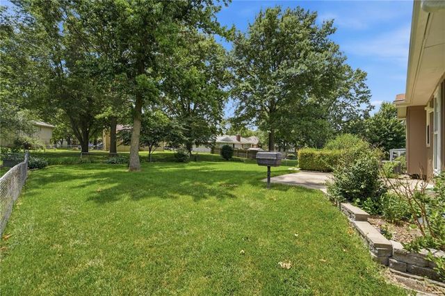 1905 SW Ensley Lane, Lee's Summit, MO 64081