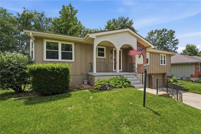 1905 SW Ensley Lane, Lee's Summit, MO 64081