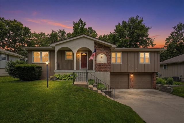 1905 SW Ensley Lane, Lee's Summit, MO 64081