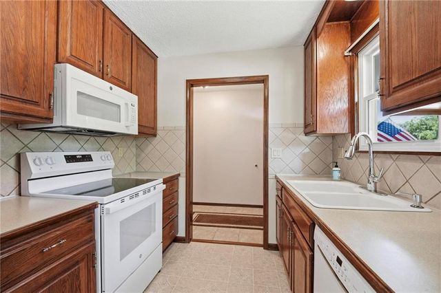 1905 SW Ensley Lane, Lee's Summit, MO 64081