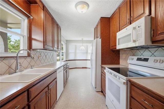 1905 SW Ensley Lane, Lee's Summit, MO 64081
