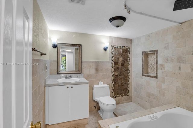 105 Lake Emerald Dr 215, Oakland Park, FL 33309