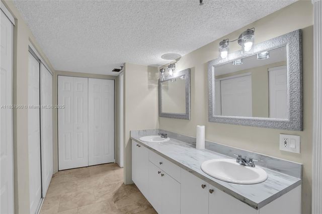 105 Lake Emerald Dr 215, Oakland Park, FL 33309