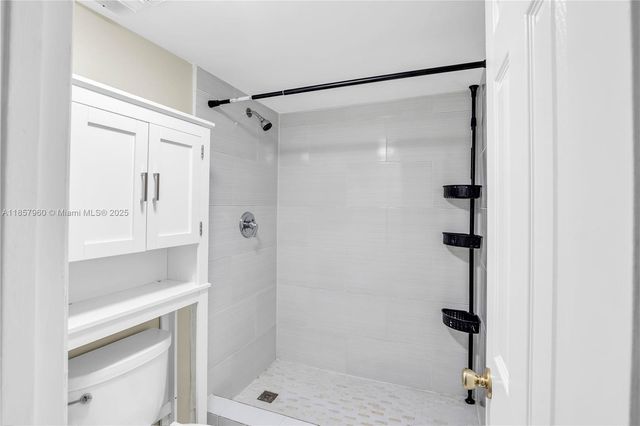 105 Lake Emerald Dr 215, Oakland Park, FL 33309